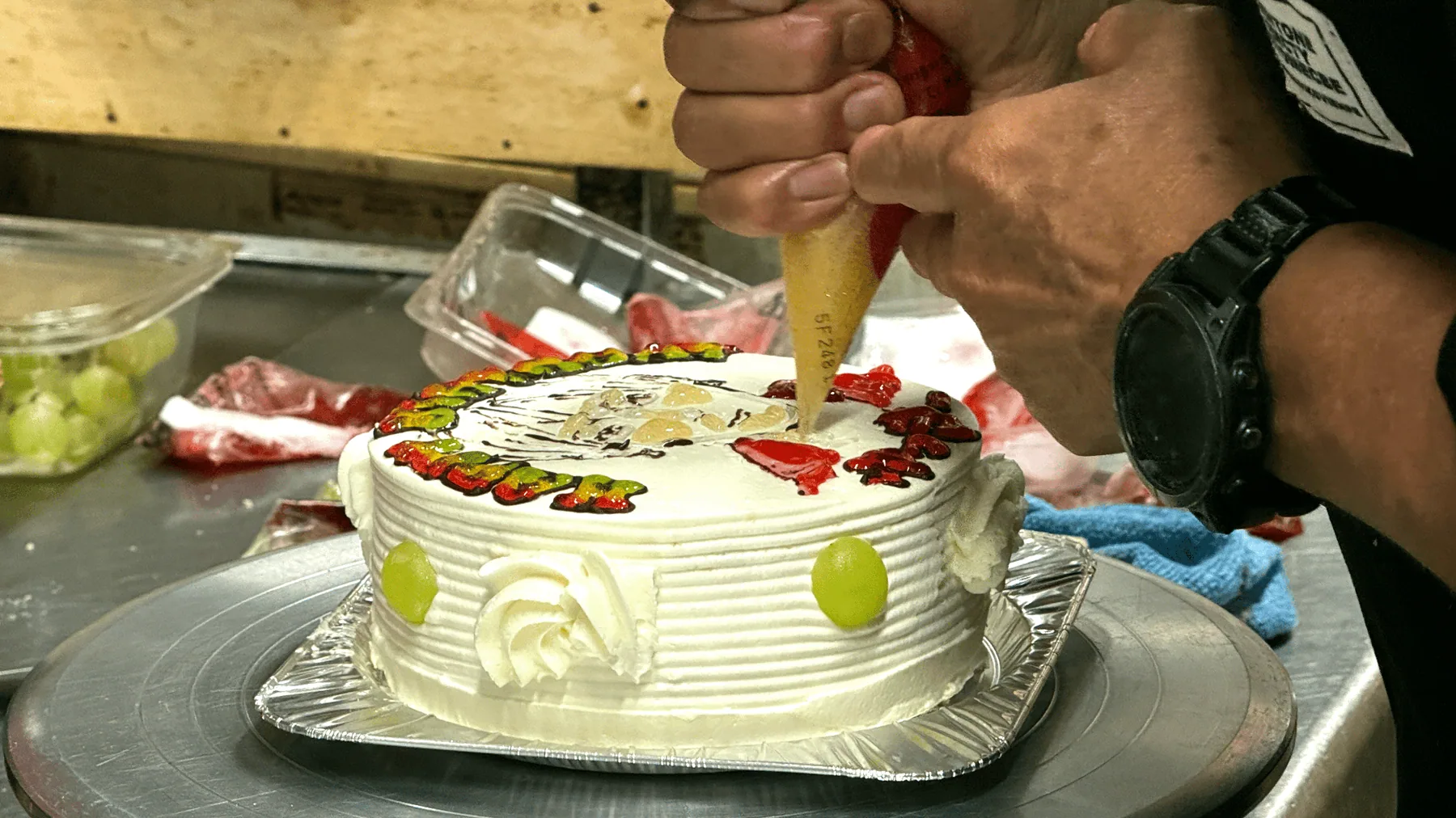 フルーツとクリームで仕上げたケーキ